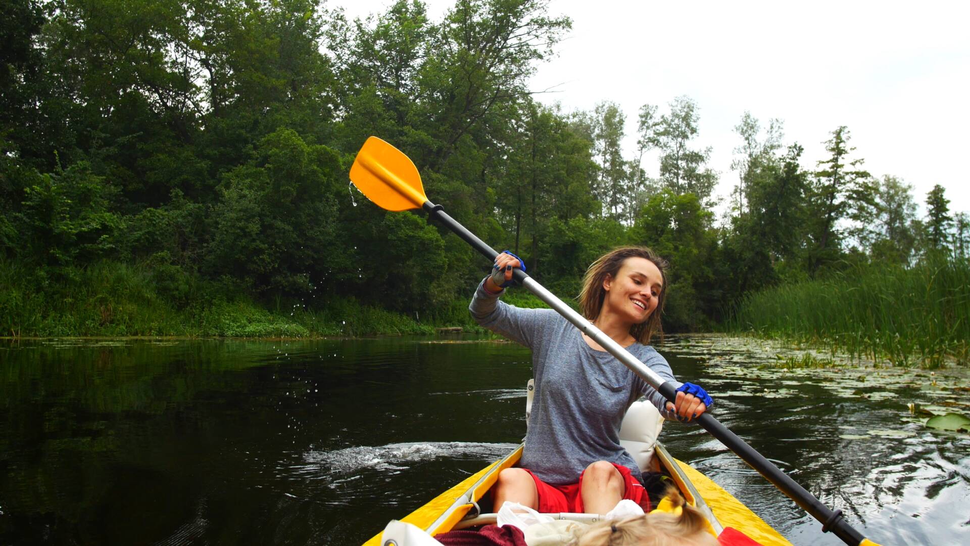 kayaking-on-the-river-2022-11-07-07-10-47-utc